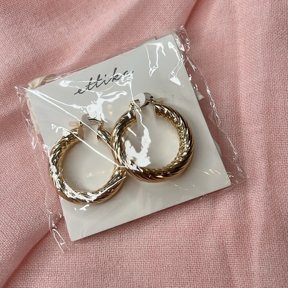 Ettika croissant swirled gold thick hoop earrings brand new - Picture 6 of 11